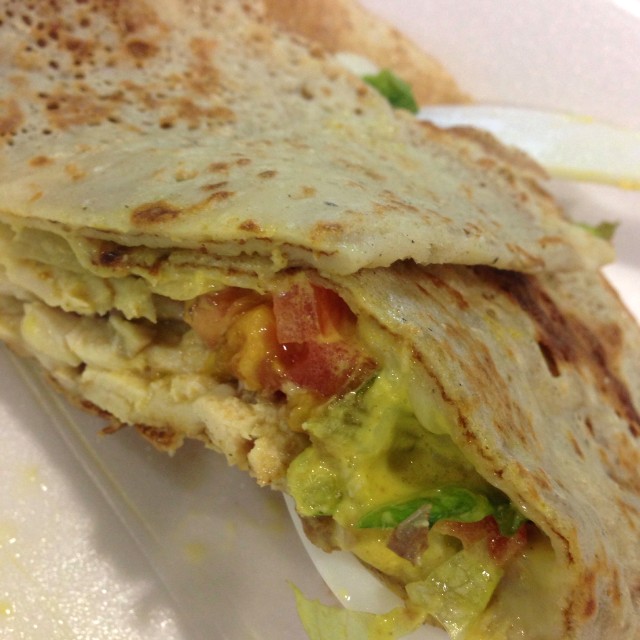 Crepe de pollo y salsa de curry 