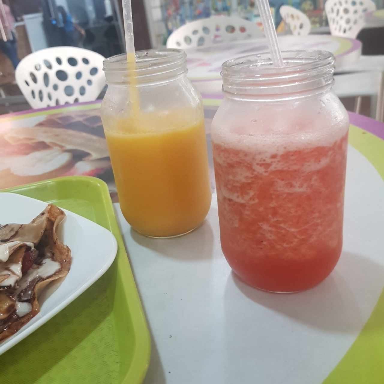 Jugos solo le dimos un pequeño sorbo para probar así sirvieron