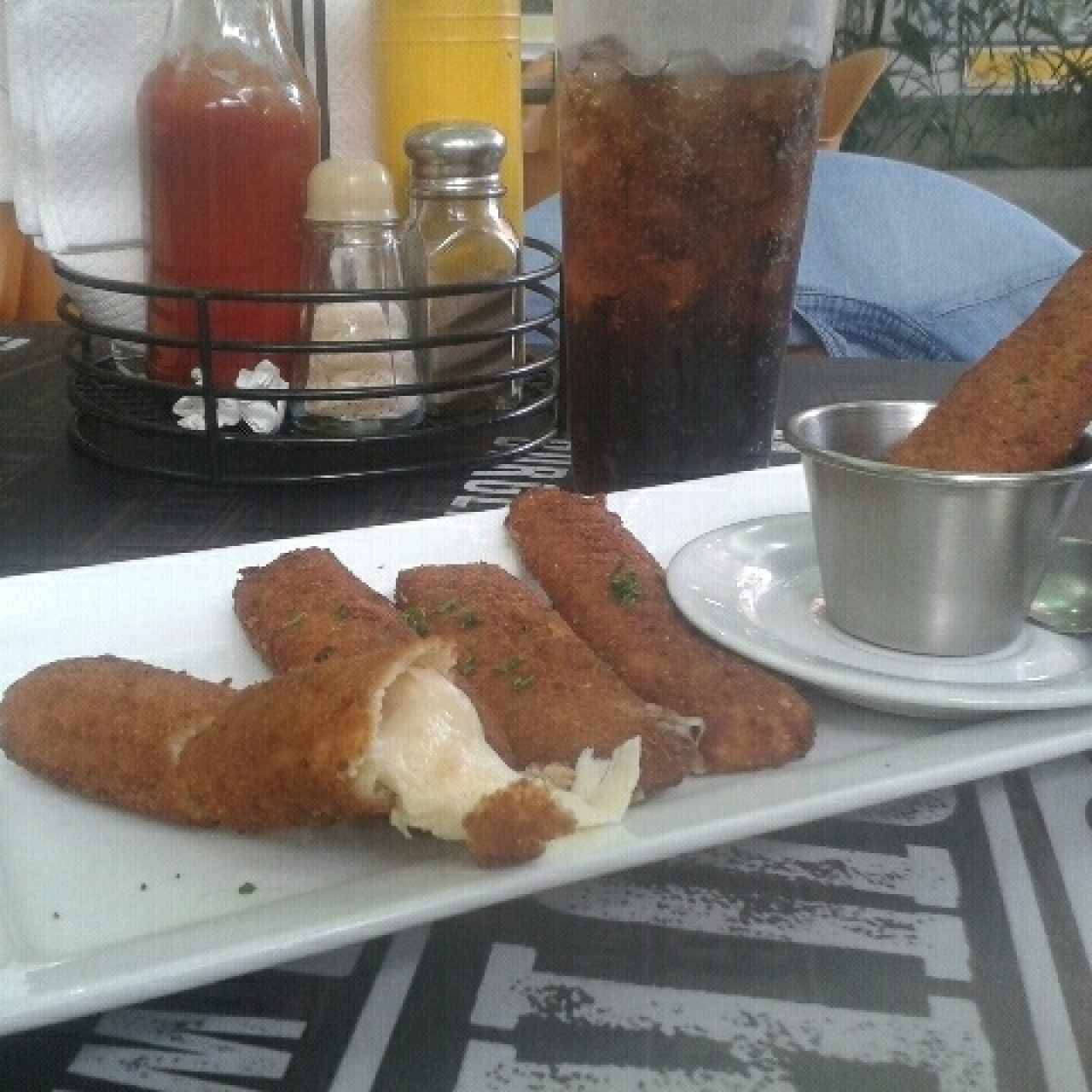 Deditos de mozzarella y relish de tomate