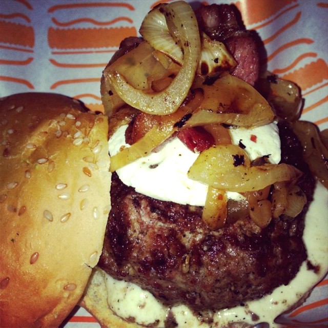 Euro Burger con extra de tocineta 