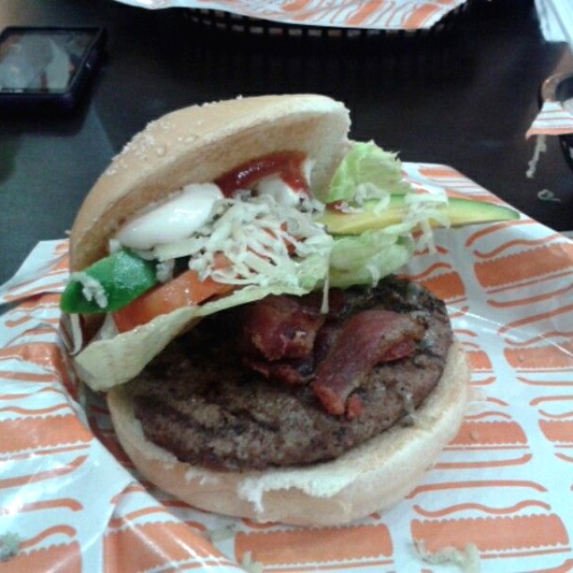 Hamburguesa COBB. Con lechuga americana, tomate manzano, tocineta, aguacate y queso azul.