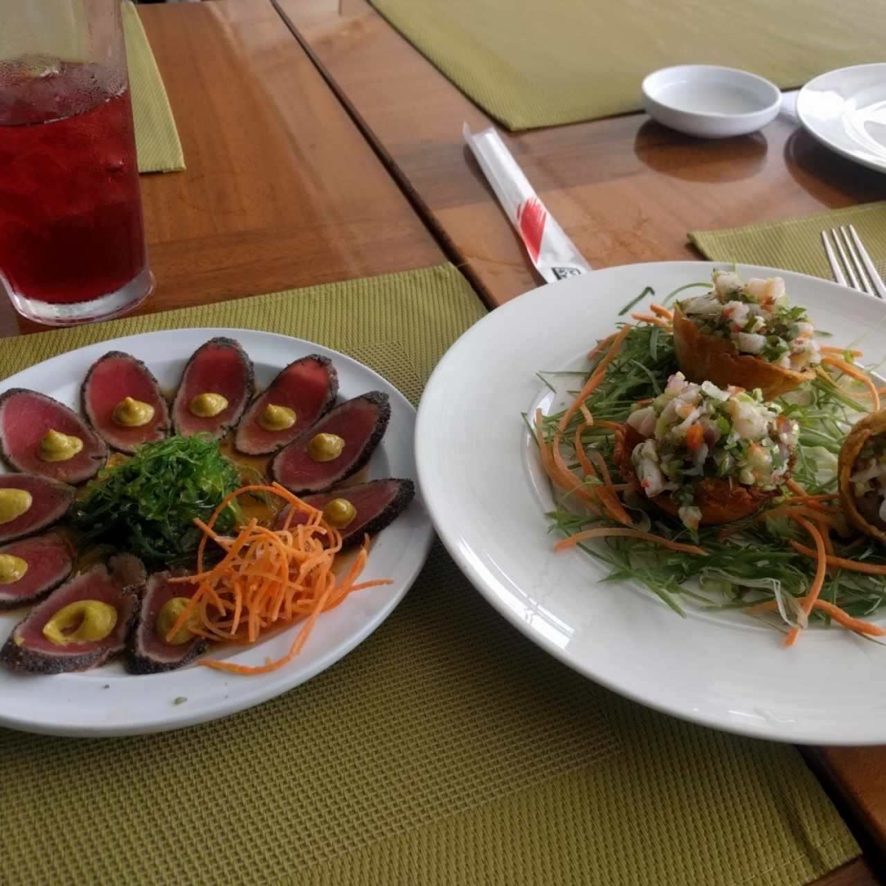atún abrazado y patacón con ceviche de camarones 