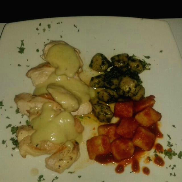 Suprema de pollo acompañada con gnoquis 