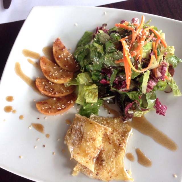 Ensalada queso brie y manzana