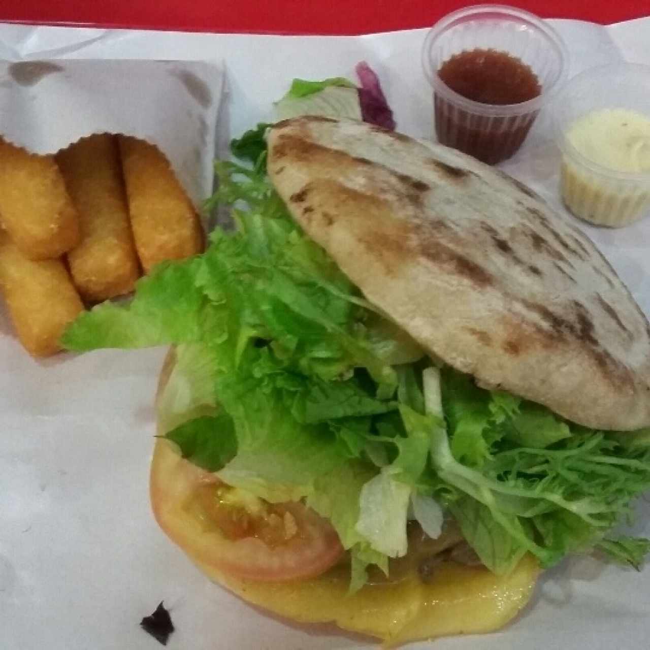 Hamburguesa de carne con pan artesanal y yuca frita