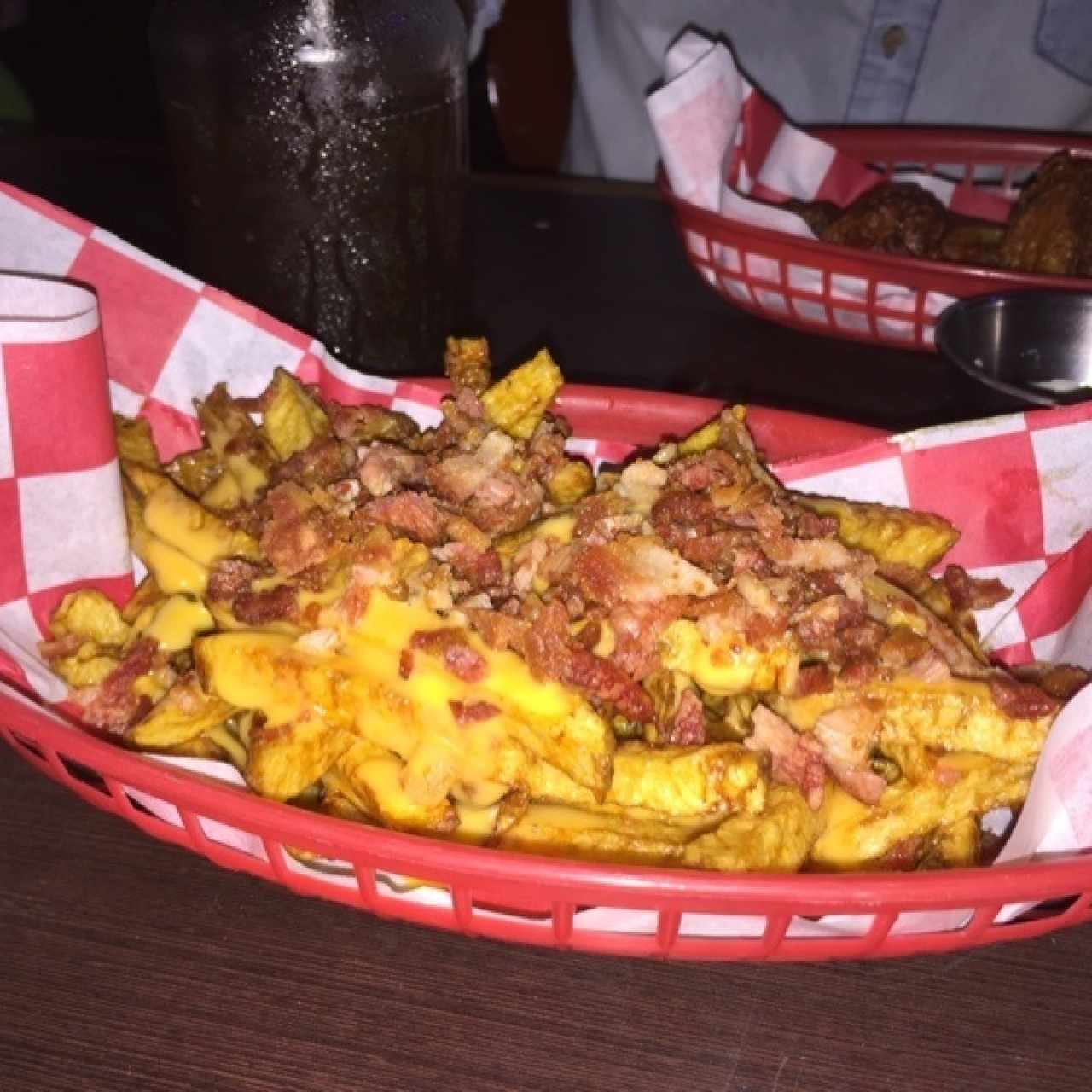Papas con queso y tocineta.