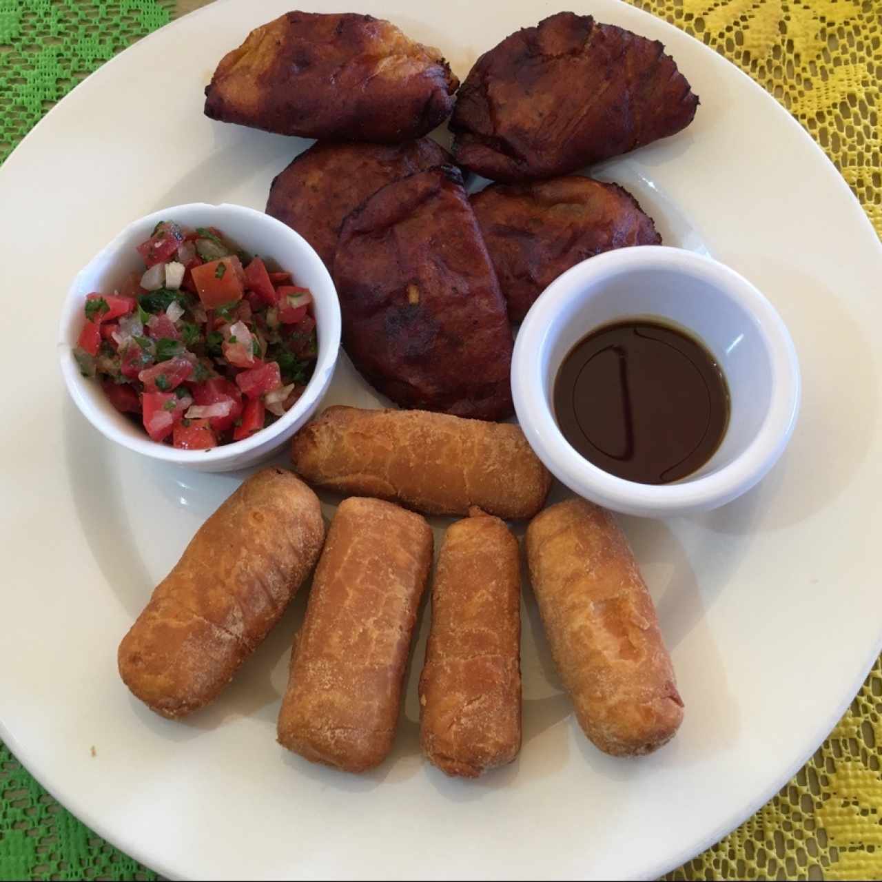 Empanaditas de plátano y tequeños