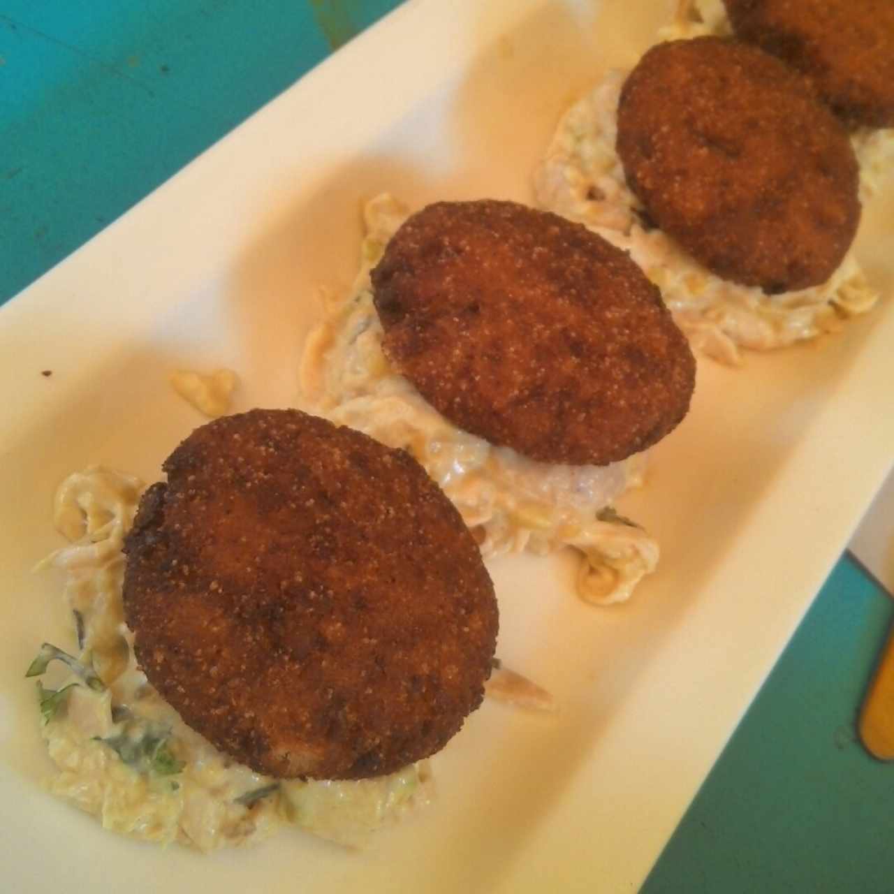 arepitas de chicharrón con reina pepiada