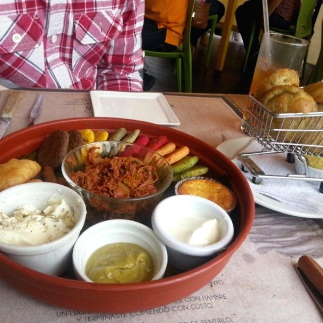 Plato degustacion + empanaditas de platano rellenas de polli