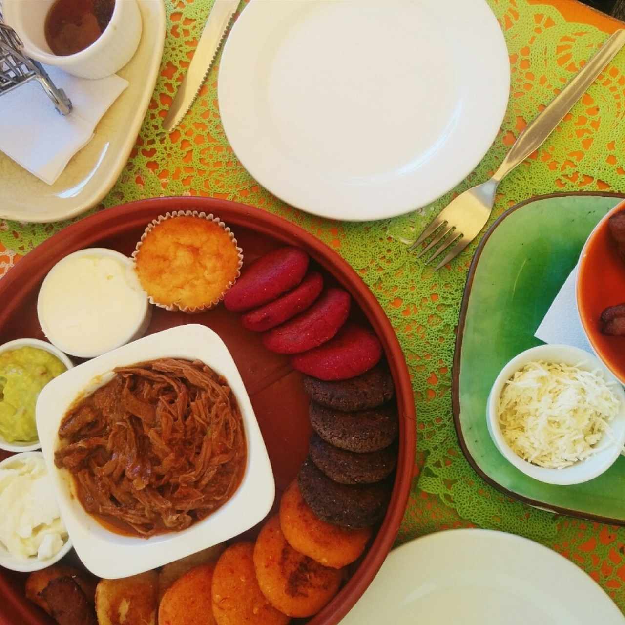Plato balanza, mandocas y tequeños 
