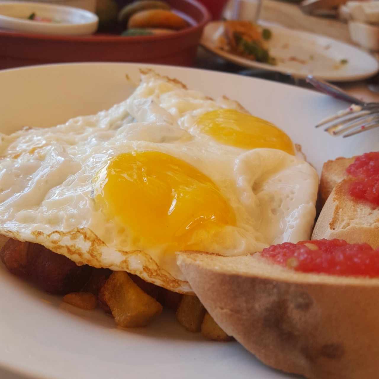 huevos estrellados  con chistorra