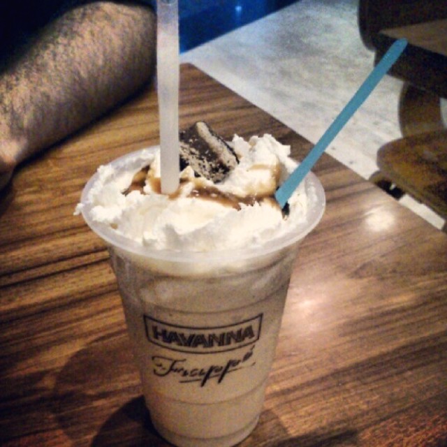 Frape de chocolate con alfajor de nuez