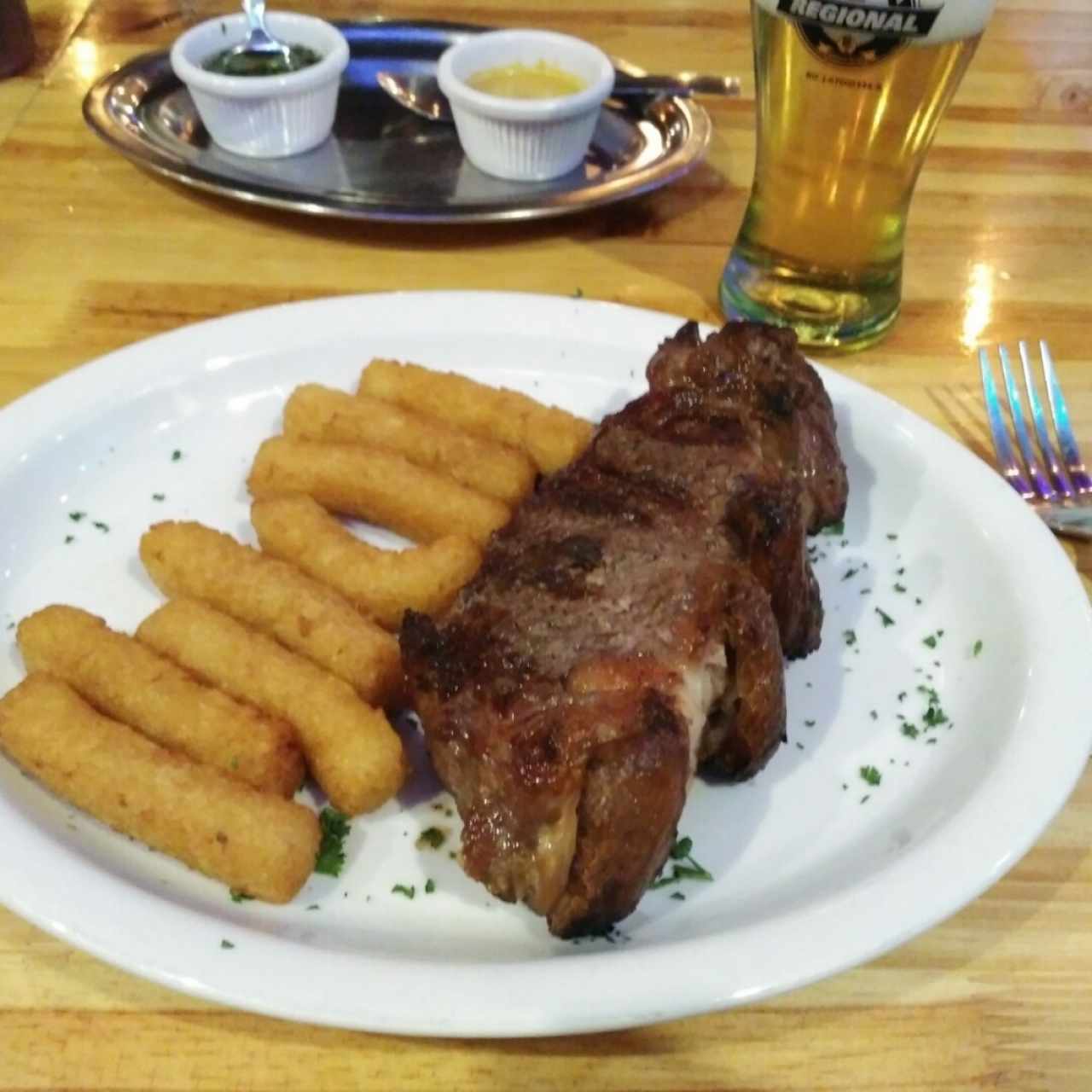 bife de chorizo con deditos de yuca