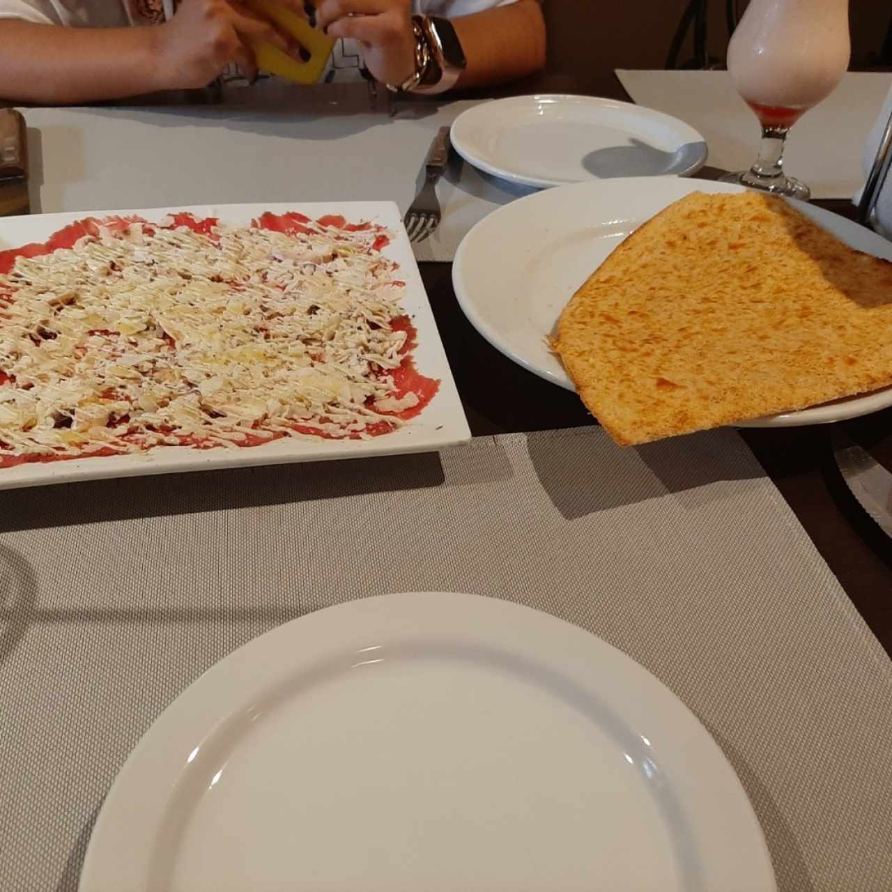 Carpaccio de lomito con casabe. Muy bueno!!