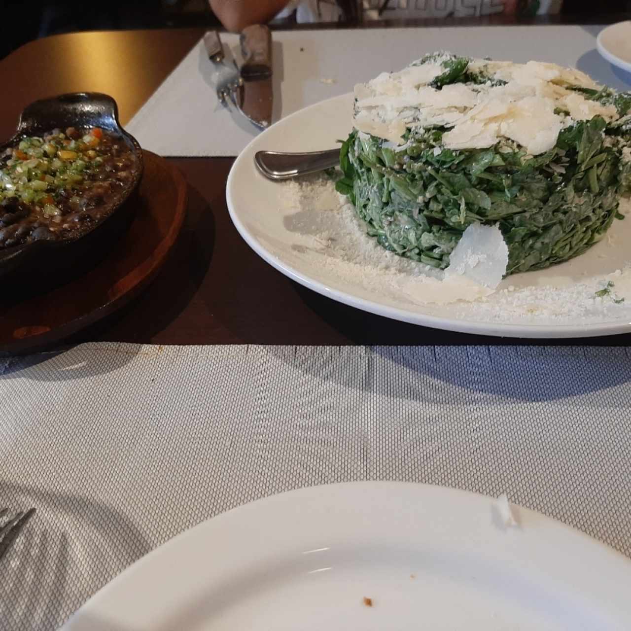 con grill y una ensalada César con berro, de verdad una delicia.