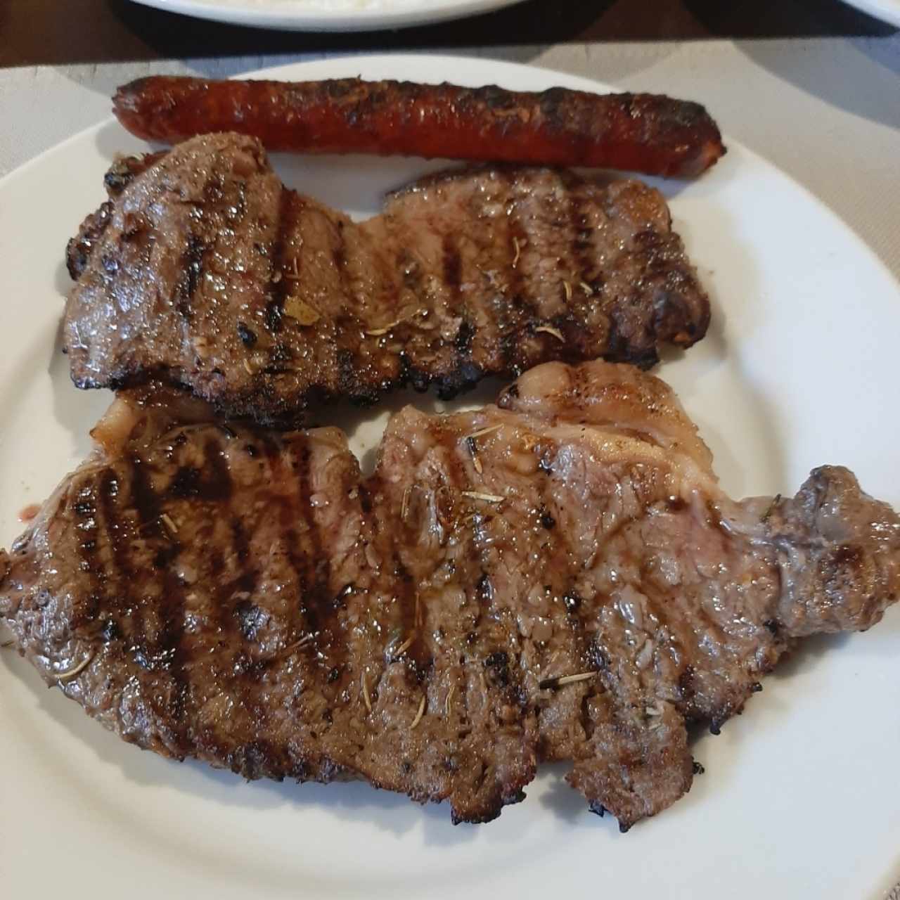 solomo y chistorra. El solomo estaba suave y jugoso, muy bueno y recomendado!!