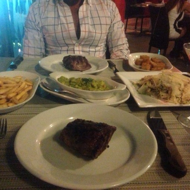 Centro de lomito, ensalada chicken, milho frito, papas fritas y guacamole