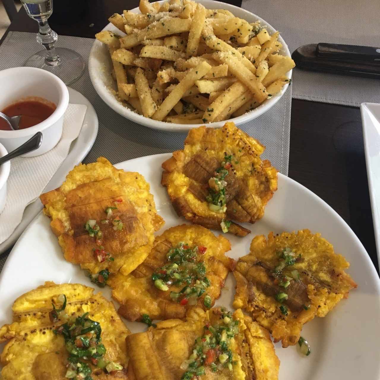 tostones y papas trufadas
