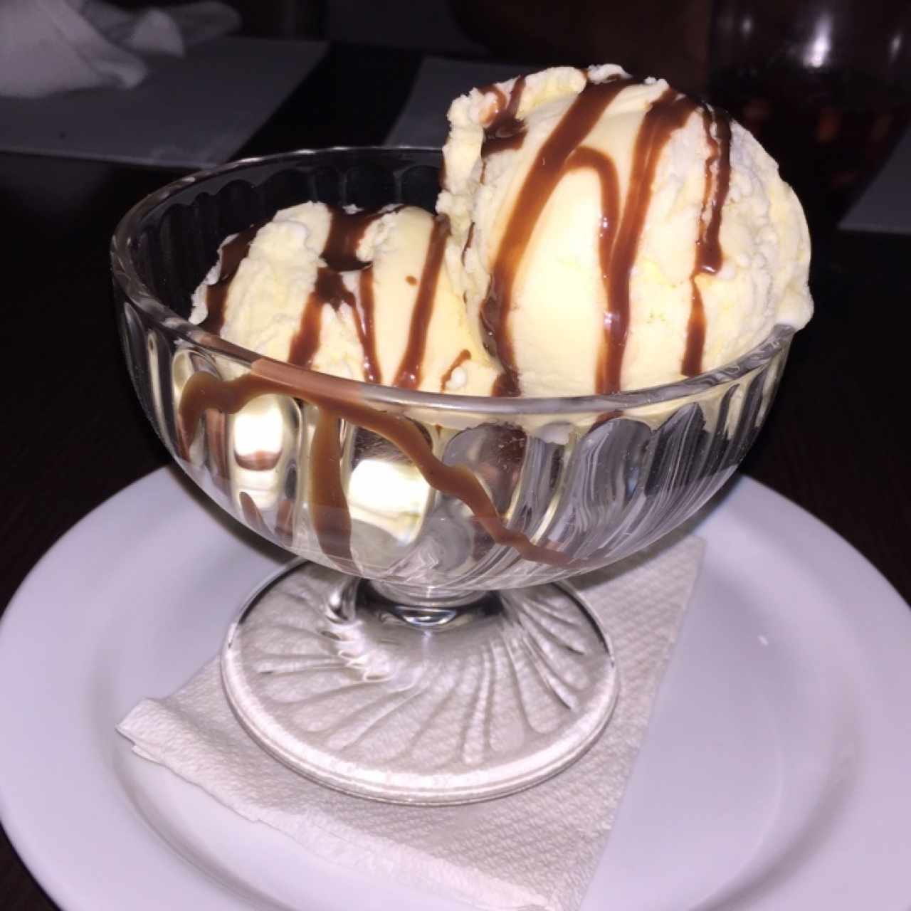 Helado de Mantecado con Sirop de Chocolate