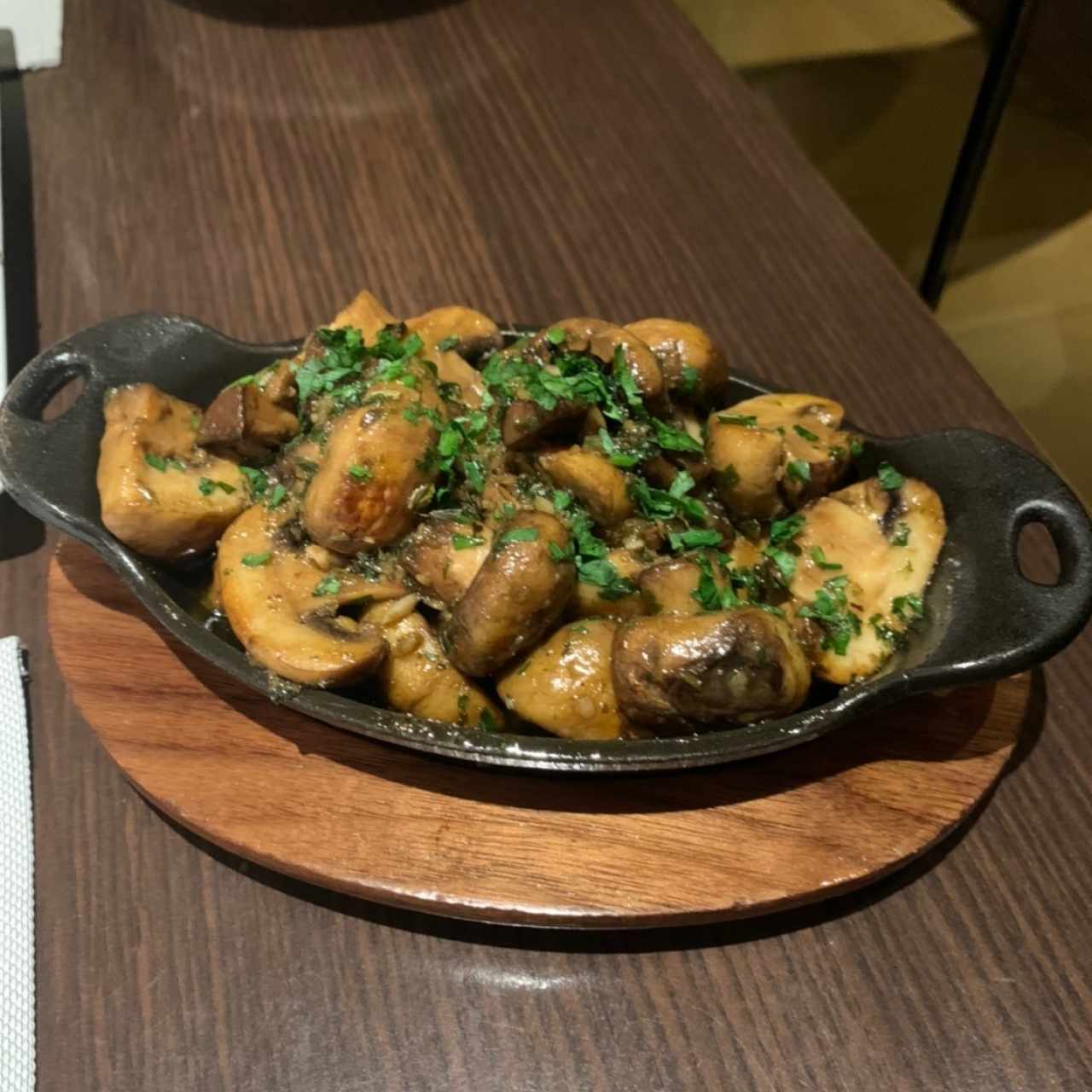 Champiñones al Vino o al Ajillo