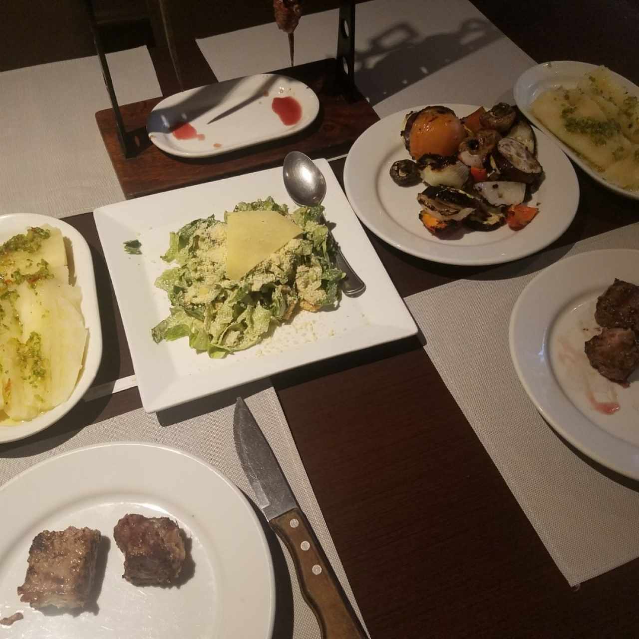 esperadas de carne +ensalada César +vegetales al grill