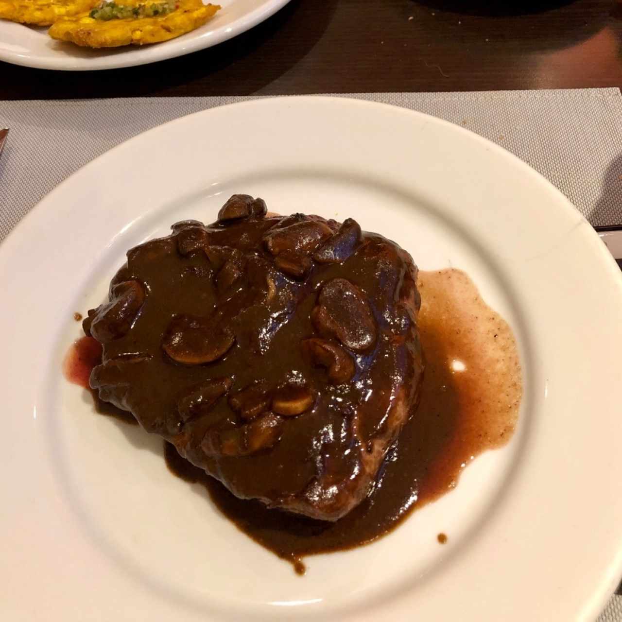 steak en salsa de champiñones