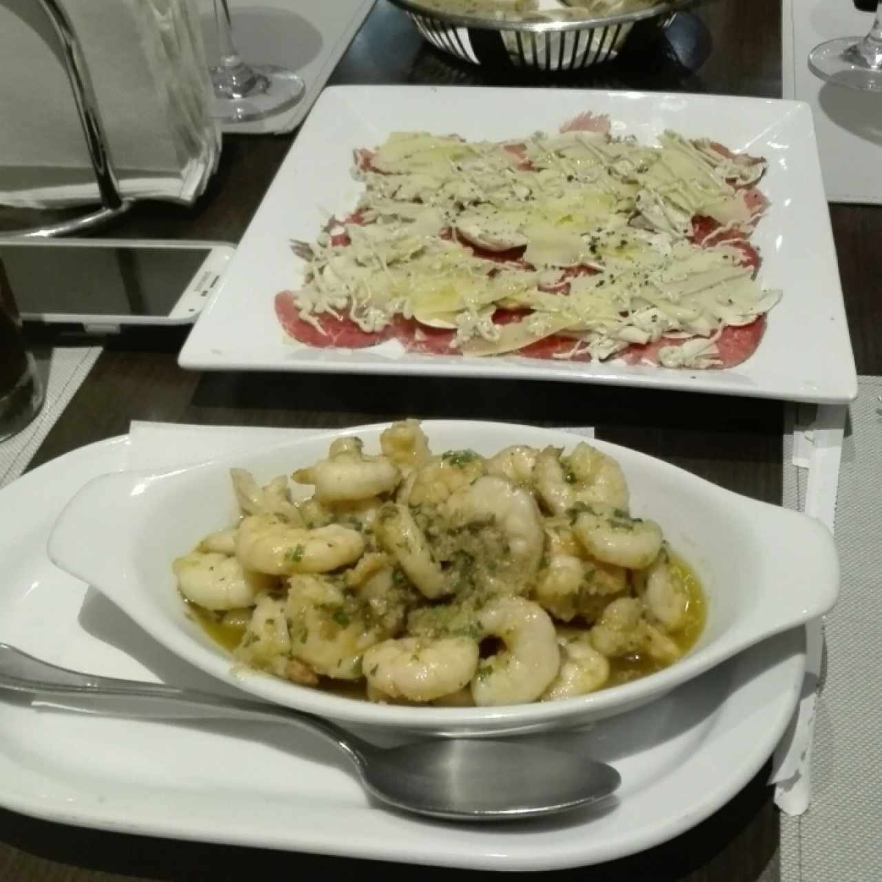 Camarones al ajillo y Carpaccio de Lomito