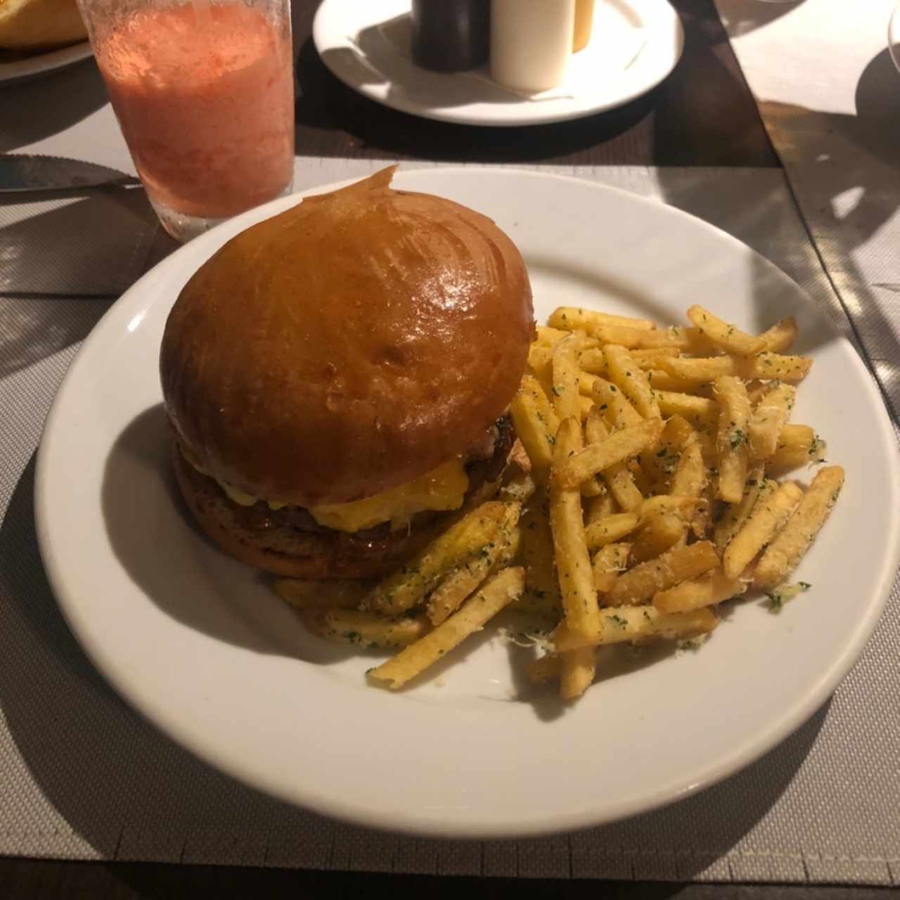 Hamburguesa de Punta Trasera y papas Trufadas