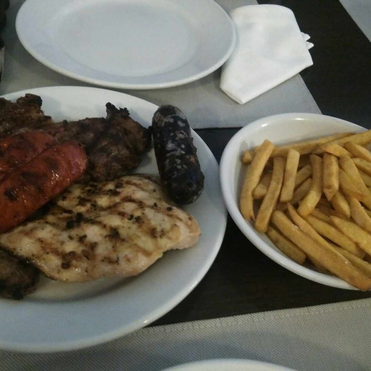 parrilla barako con papas fritas