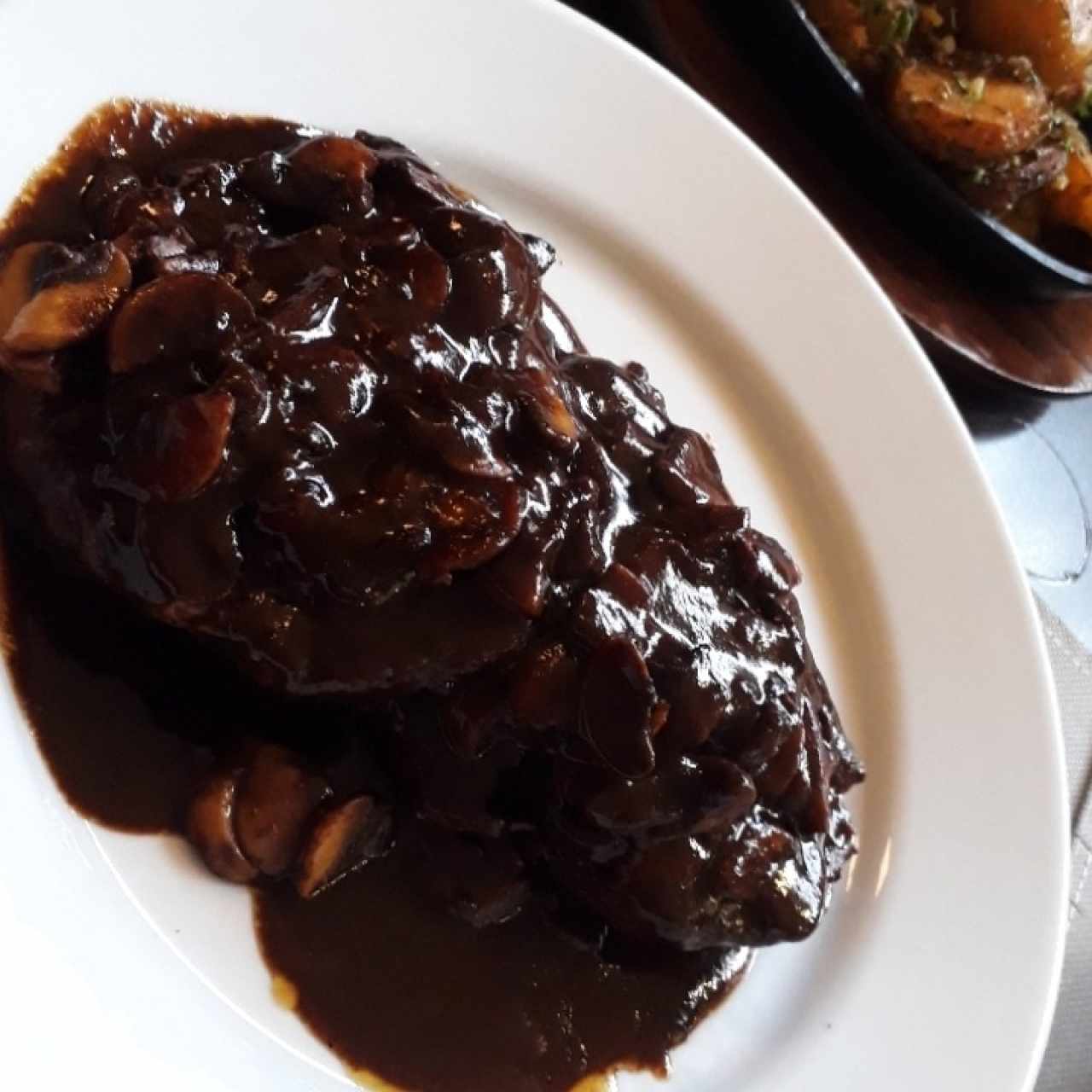 asado negro con champiñones
