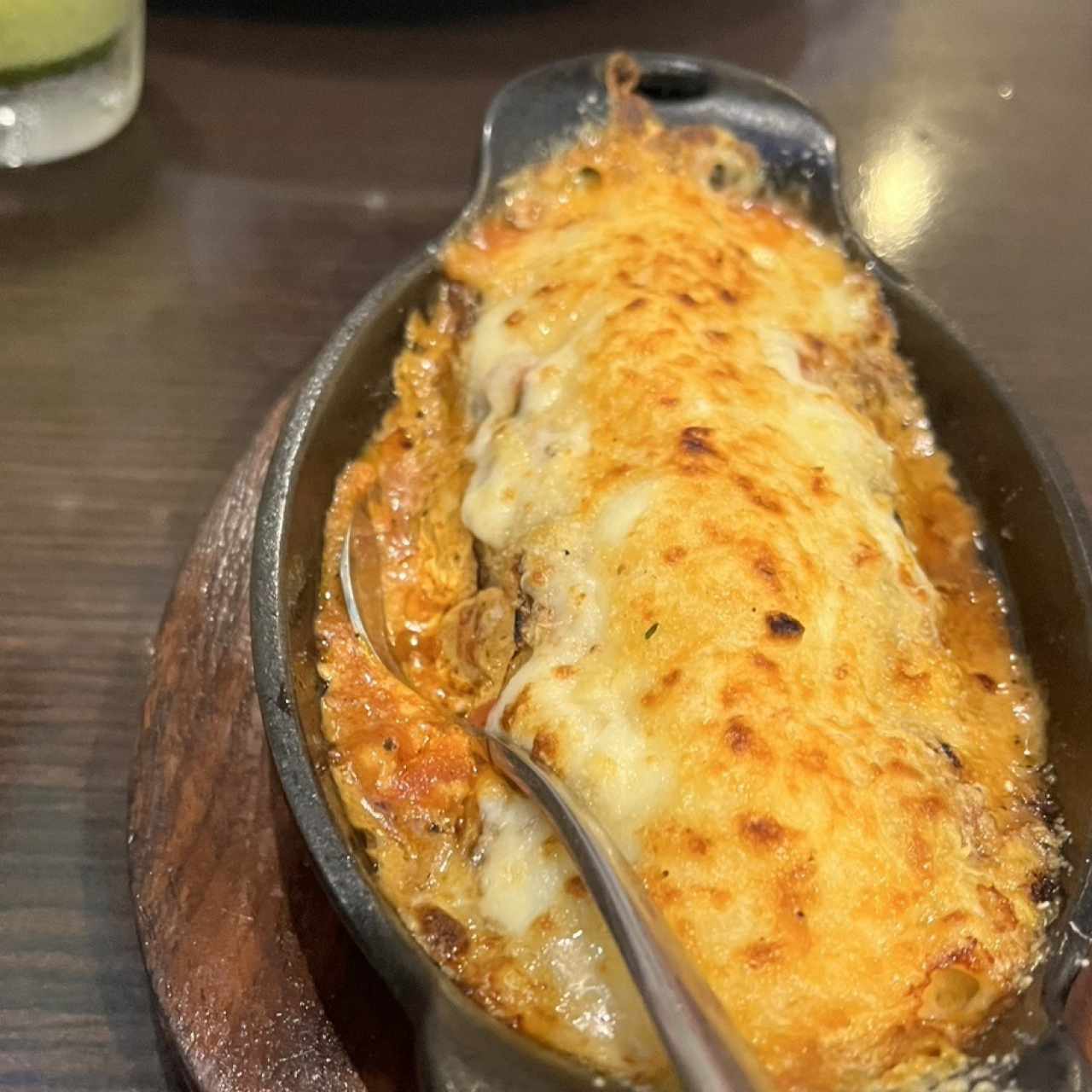 Entollado de berenjena gratinada en salsa napoli y queso de cabra 