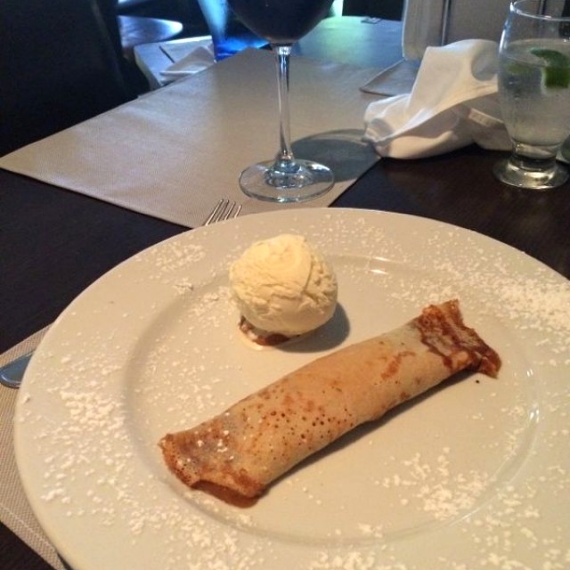 Creppe de arequipe y un buen vino argentino 