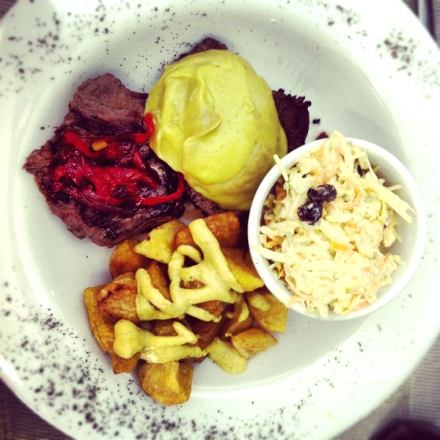 Carne con aguacate y ají 