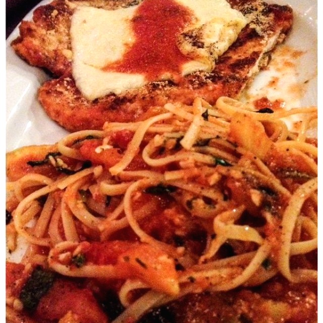 Parmigiana de pollo con linguini