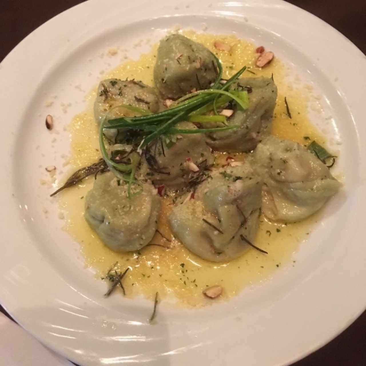 Pasta rellena de berenjena con queso y nueces