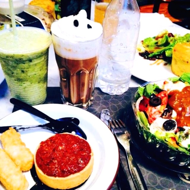 Tequeños + Ensalada Mokambo + Polvorosa de Pollo + Jugo de Piña con Yerbabuena + Tartaleta de Caramelo y almendras 