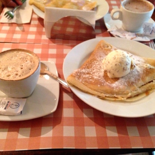 Cappuccino y crepe de dulce de leche, banana y helado.