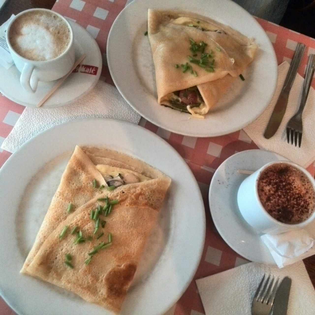 Crepes de Champiñones con Tocineta/ Vegetales y chorizo, acompañados de un Café mocca y Marrón. 