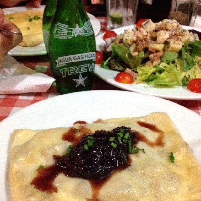Crepe de poulet y ensalada con queso azul 