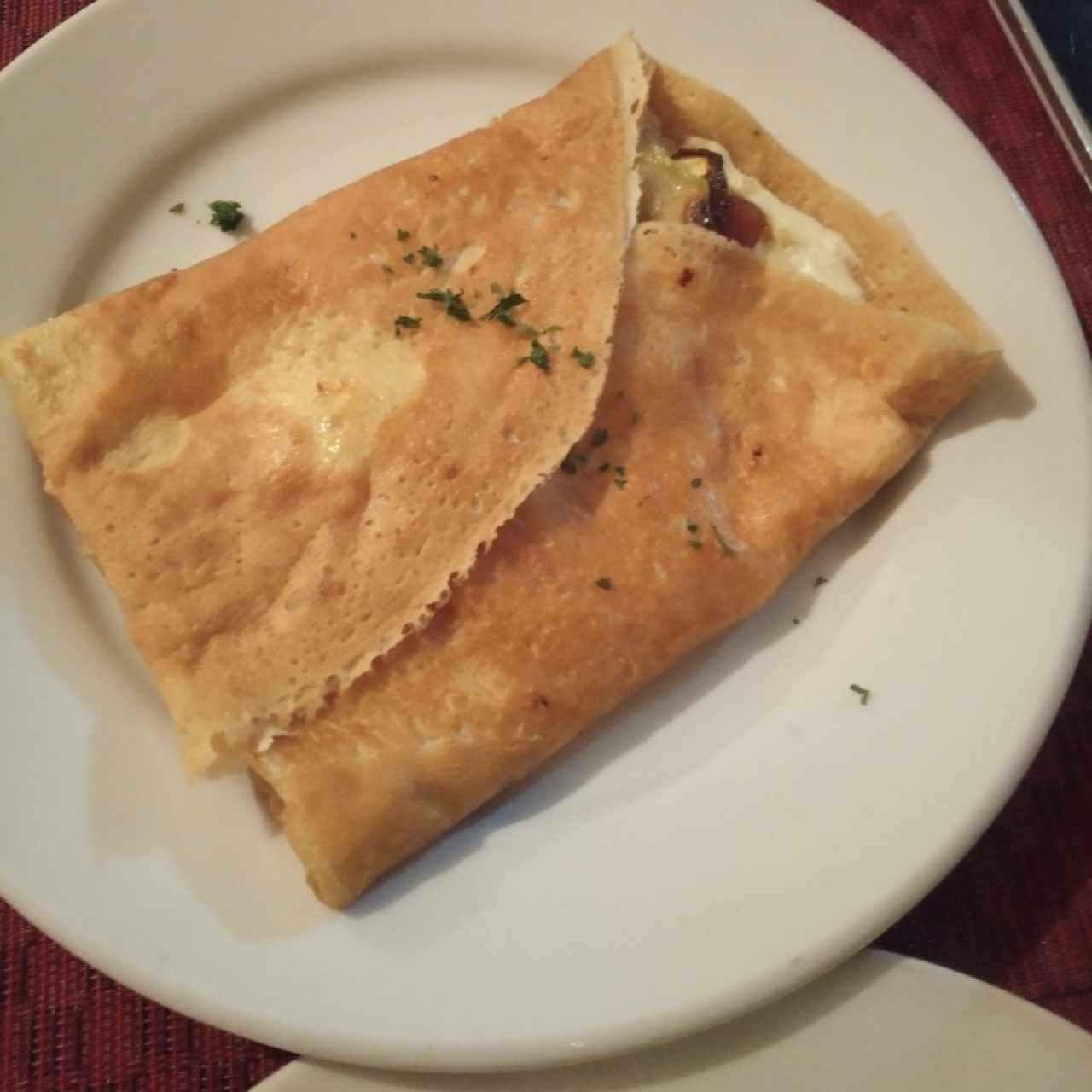 crepé de queso de cabra, tomate seco y calabacín 