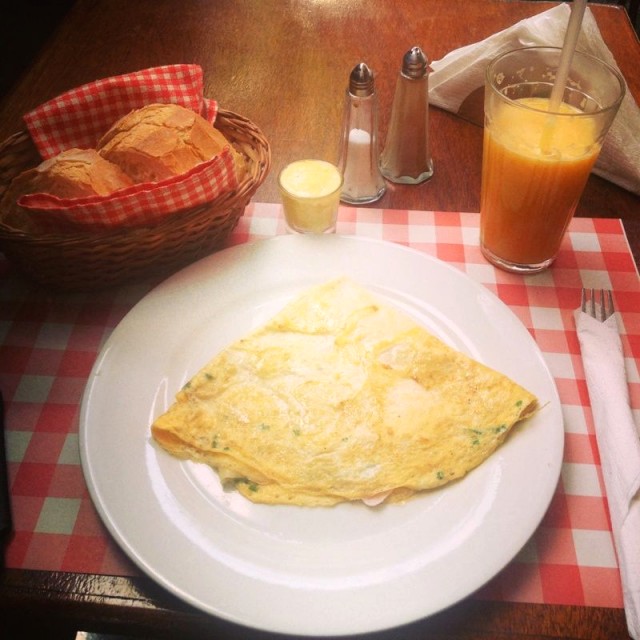 Desayuno con omelette de jamón y queso