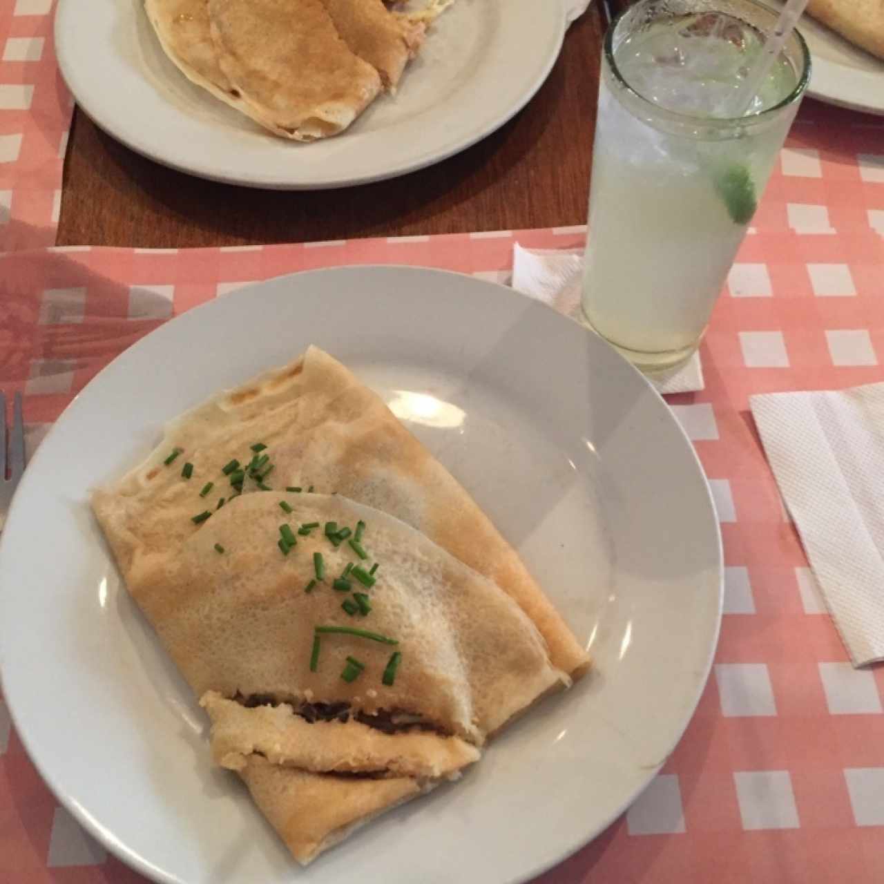 Crêpe de Champiñones con tocineta y queso Gouda, acompañada de limonada natural 