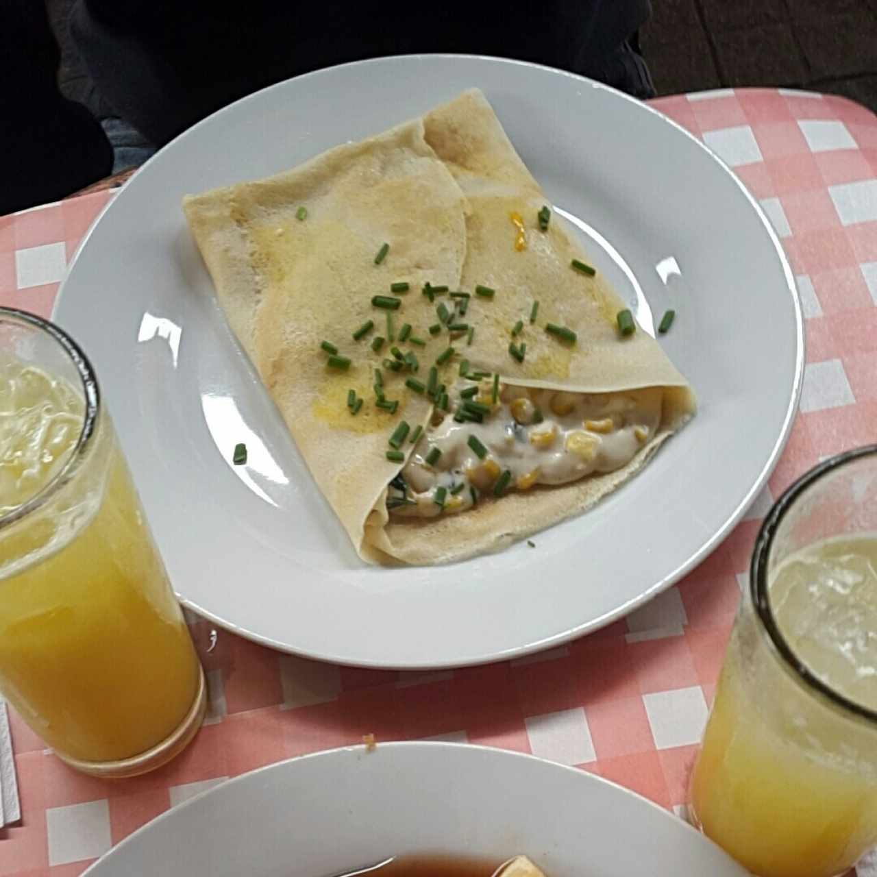 Crepe de queso con salsa de maiz. 