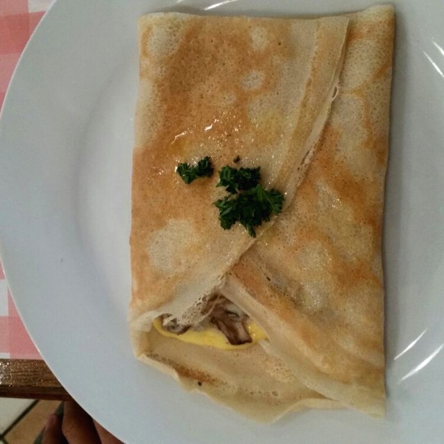 Crepe de Champiñones, queso gouda y jamón. 