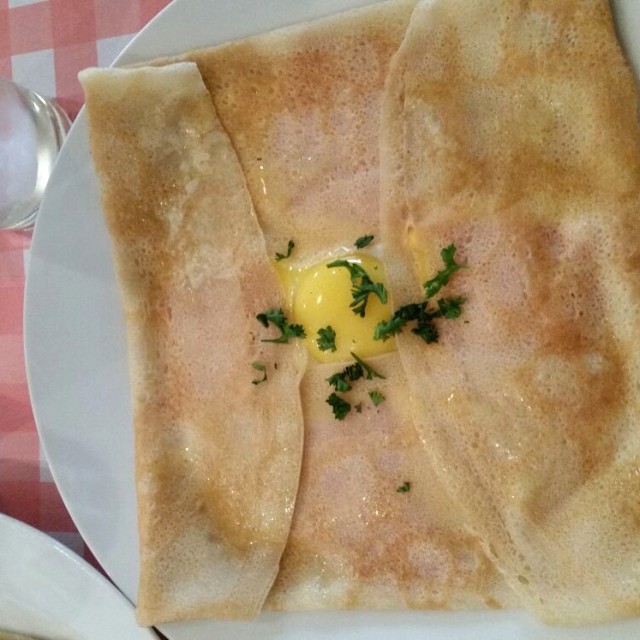 Crepe de Queso gouda, jamón  y huevo.