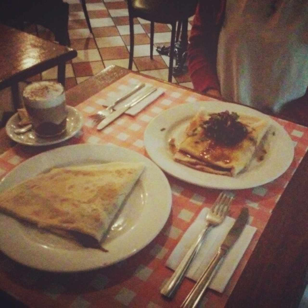 Crêpe de chocolate - crêpe de pollo y queso con cebolla - Moka