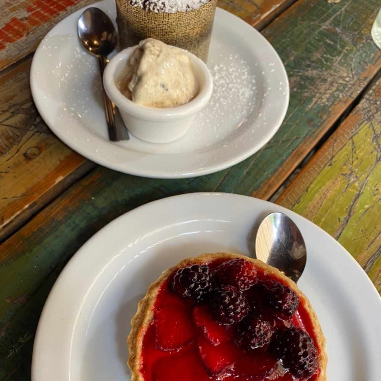 Fondant de chocolate con helado y tartaleta de fresas y moras