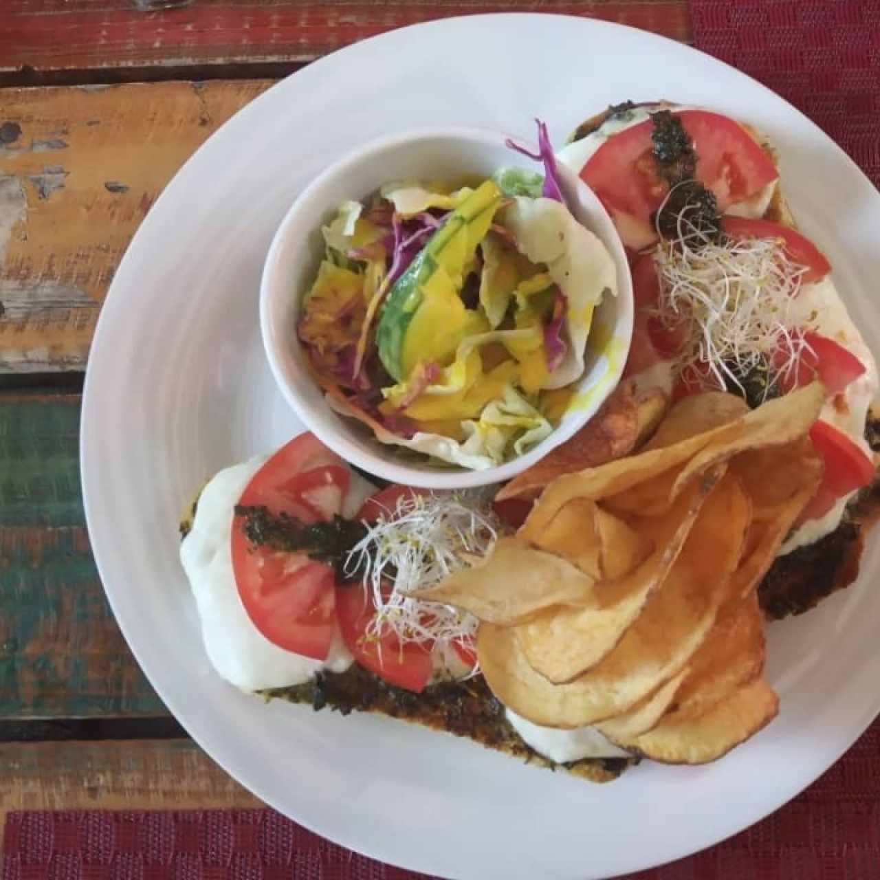 Brusquetta de mozzarella, tomate, puesto y alfalfa. 