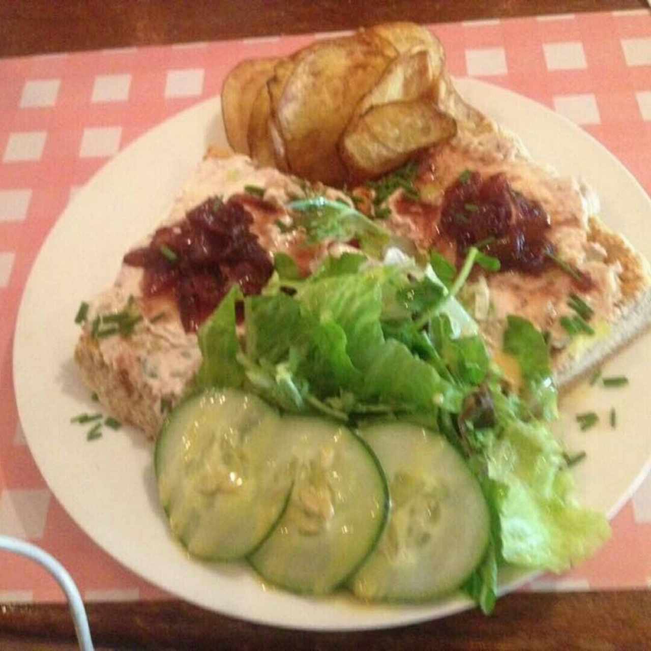 Tartine con Sardinas y Cebollas Caramelizadas, Papas Chips y Ensalada Verde bien aliada, bueno, pero mejores las Crepes