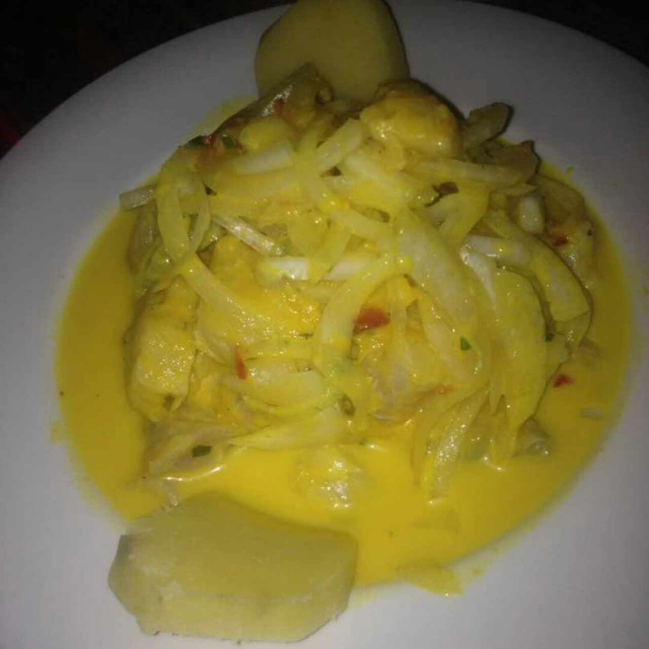 Cebiche Limeño con Salsa de Ají Amarillo, lo mejor, no tiene Canchas, pero si Batata, las Canchitas no se consiguen facil